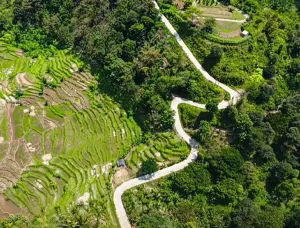 Di balik tanjakan yang menantang pesepeda, Cigenjlong menyimpan jejak gempa dahsyat yang membentuk bentang alam sekaligus meninggalkan cerita dalam nama kampungnya. (Sumber: Dokumentasi T. Bachtiar)