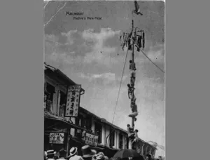 Kartu pos yang menggambarkan tradisi panjat pinang di negri ini sejak masa kolonial. (Sumber: KITLV)