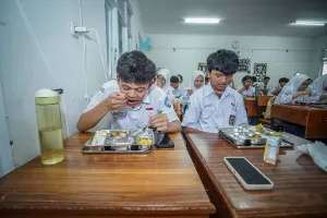 Siswa menikmati Makan Bergizi Gratis (MBG) di SMAN 9 Bandung, Jalan Suparmin, Pajajaran, Kota Bandung pada Senin, 6 Januari 2024. (Sumber: Ayobandung.id | Foto: Kavin Faza)