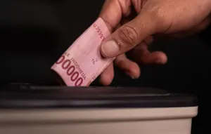 Pecahan uang seratus ribu rupiah. (Sumber: Pexels | Foto: Defrino Maasy)