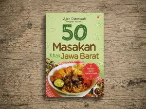 Buku berjudul 50 Masakan Khas Jawa Barat karya Ajen Dianawati (2025). (Sumber: Dokumentasi penulis | Foto: Badiatul Muchlisin Asti)