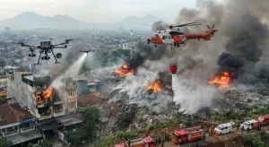 Mitigasi kebakaran hebat di kota Bandung dengan teknologi drone dan bambi bucket (Sumber: digambar dengan bantuan AI | Foto: Totok Siswantara)