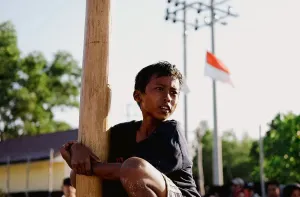 Panjat pinang, salah satu lomba yang sering digelar saat Hari Kemerdekaan Indonesia setiap 17 Agustus. (Sumber: Pexels | Foto: a Ayyeee Ayyeee)