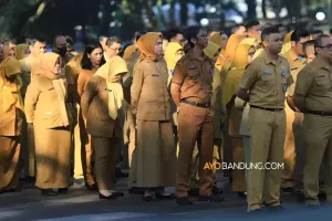 ASN sedang mengikuti apel. (Sumber: ayobandung.com | Foto: Irfan Al-Faritsi)