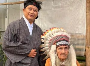 Nenek Bule, Adellina Ganda Prawira, bersama cucu tercinta, Kang Iyan. (Sumber: Kang Iyan)