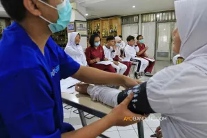 Program cek kesehatan gratis (CKG) untuk anak sekolah di SMPN 5 Bandung, Jalan Jawa, Kota Bandung, Senin 4 Agustus 2025. (Sumber: Ayobandung | Foto: Irfan Al-Faritsi)