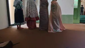 Mengaji di kalangan anak-anak menjadi memori yang begitu melekat. Melihat aktivitas tersebut masih berjalan di area perkotaan menjadi fenomena yang menarik untuk dibahas. (Sumber: Dokumentasi Penulis | Foto: Dias Ashari)