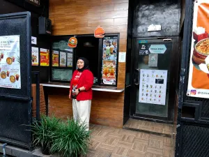 Ani Andriyani, pemilik Dimsum Inmons, UMKM asal Kota Bandung, (12/5/2026). (Sumber: Ayobandung.id | Foto: Aris Abdulsalam)