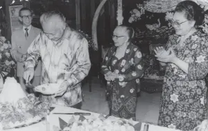 Momen Presiden Soeharto dan Ibu Tien memotong tumpeng saat merayakan HUT pernikahan di Jalan Cendana, Jakarta, Juni 1986, disaksikan ibu mertua dan Sumitro Djoyohadkusumo. (Sumber: ANRI, Setneg 634)