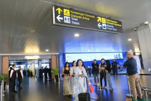 Suasana bandara saat pesawat jet komersial Garuda Indonesia mendarat perdana di Bandara Husein Sastranegara, Kota Bandung, Jumat 14 Agustus 2026. (Sumber: ayobandung.id | Foto: Irfan Al Faritsi)