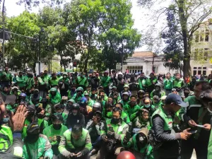 Pengemudi ojol sedang berkumpul di Balai Kota Bandung, beberapa waktu lalu. (Sumber: ayobandung.com | Foto: Muslim Yanuar Purta)