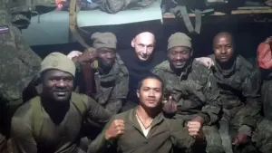 Muhammad Rio (tengah), mantan polisi Indonesia yang menjadi tentara bayaran di Rusia berfoto bersama kesatuannya.