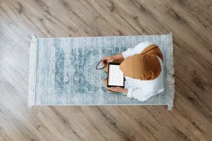 Ilustrasi muslimah sedang membaca alquran digital. (Sumber: Pexels | Foto: Thirdman)