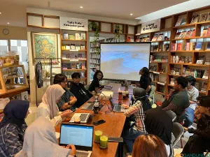Diskusi publik yang digelar AJI, WALHI dan Trend Asia di Perpustakaan Bunga di Tembok, Bandung, pada 9 Februari 2026. (Sumber: ayobandung.id | Foto: Ilham Maulana)