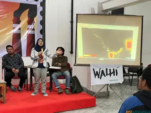 Peneliti Trend Asia, Bayu Maulana, menjelaskan bahwa Toxic 20 memetakan PLTU dengan tingkat pencemaran tertinggi. (Sumber: ayobandung.id | Foto: Ilham Maulana)