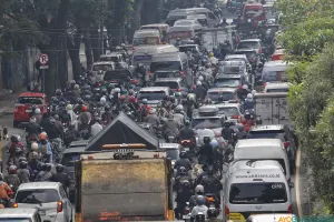 Penggunaan kendaraan pribadi dan kemacetan di Bandung raya menyebabkan polusi udara sudah melebihi ambang batas. (Sumber: ayobandung.id | Foto: Irfan Al Faritsi)