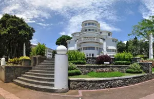 Villa Isola di UPI Bandung (dahulu IKIP Bandung). (Sumber: Wikimedia Commons)