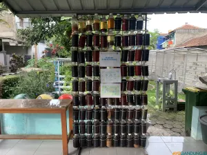Hasil dari pengolahan sampah organik salah satunya dijadikan eco enzyme yang kaya enzim ramah lingkungan. (Sumber: ayobandung.id | Foto: Halwa Raudhatul)