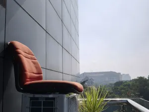 Bangku yang terduduk di Perpustakaan Kota Bandung (Sumber: Koleksi Pribadi Penulis | Foto: Penulis)