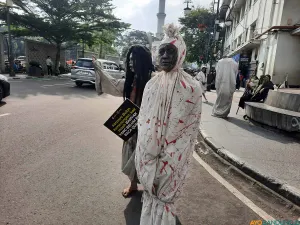 Cosplayer hantu menambah daya tarik kawasan Jalan Asia Afrika, Kota Bandung. (Sumber: ayobandung.id | Foto: Nisrina Nuraini)