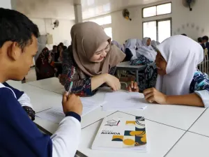 Sejumlah siswa saat beraktivitas di Sekolah Rakyat Menengah Pertama (SRMP) 8 Cimahi, Jalan Kerkof, Kota Cimahi, Kamis 18 Juni 2026. (Sumber: Ayobandung.id | Foto: Irfan Al-Faritsi)