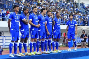 Tim Persib Bandung memperkenalkan jersey untuk kompetisi BRI Super League 2025/2026
di Stadion Gelora Bandung Lautan Api, Sabtu 2 Agustus 2025. (Sumber: Ayobandung.com | Foto: Irfan Al-Faritsi)