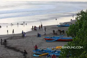 Ilustrasi kampung nelayan di Jawa Barat mendapatkan BLT subsidi BBM. (Sumber: Ayobandung.com | Foto: Irfan Al-Faritsi)