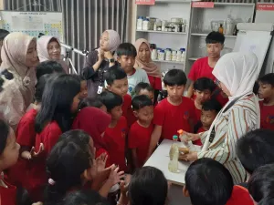 Ilustrasi Guru Penggerak bersama siswa yang sedang praktikum IPA. (Sumber: dokpri | Foto: Totok Siswantara)