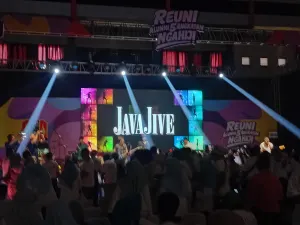 Band legendaris asal Bandung, Java Jive, tampil menghibur dan menyemarakkan Reuni Lima Angkatan SMA Negeri 1 Subang. (Foto: Kin Sanubary)