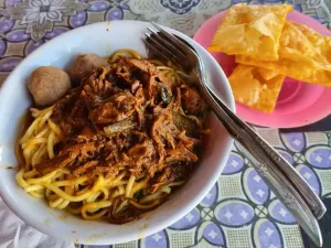 Foto mie ayam dari warung pinggir jalan. (Sumber: Dokumentasi Penulis | Foto: Syabil Rasyidan)