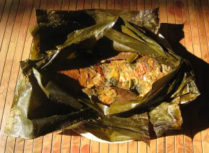 Pepes ikan emas (pais lauk mas) Sunda. (Sumber: Wikimedia Commons | Foto: Gunawan Kartapranata)