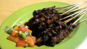 Sate Maranggi. (Sumber: Wikimedia Commons | Foto: Gunwan Kartapranata)