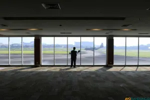 Petugas membersihkan salahsatu fasilitas Bandara Husein Sastranegara, Kota Bandung, Rabu 25 Juni 2025. (Sumber: ayobandung.id | Foto: Irfan Al Faritsi)