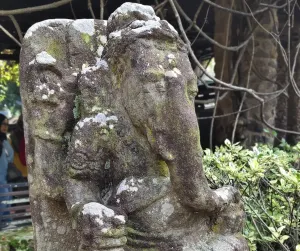 Arca Ganesha di gerbang ITB. (Sumber: Dokumentasi Malia 2026)