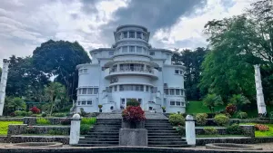 Villa Isola, bangunan bergaya Art Deco, yang kini jadi salah bangunan heritage Kota Bandung. (Sumber: ayobandung.com | Foto: Shilvia Yulianti Sumarna/Magang)