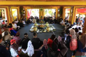 Warga mengikuti Upacara Adat Tutup Taun 1956 Ngemban Taun 1 Sura 1957 Saka Sunda di Kampung Adat Cireundeu, Leuwigajah, Kota Cimahi, Sabtu 5 Agustus 2023. (Sumber: Ayobandung.id | Foto: Irfan Al Faritsi)