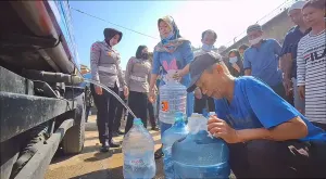 Sejumlah warga Bandung, dibantu sanggota Satlantas Polresta Bandung, sedang antre air bersih.
sedang mengantre air bersih, (Sumber: ayobandung.com | Foto: Mildan Abdalloh)