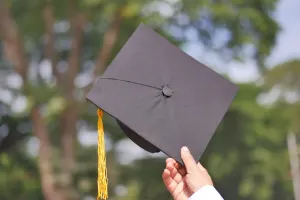 Ilustrasi topi wisuda saat simbolisasi lulus kuliah. (Sumber: Pexels | Foto: Towfiqu barbhuiya)