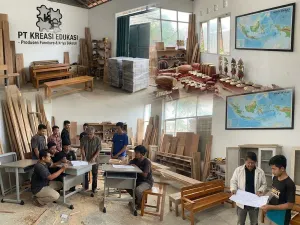 Ilustrasi pembina perajin furniture dan kriya dengan semangat Kreasi Edukasi (Sumber: dikreasi dengan bantuan Gemini | Foto: gambar: Totok Siswantara)