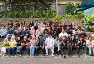 Peserta mengikuti diskusi "Irama Pembangkangan Remy Sylado: Merayakan Keberanian Berbahasa dan Berpikir" yang digelar Majelis Tangga Batu UNISBA di Pelataran UNISBA, Jalan Tamansari No. 1, Bandung. (Sumber: Koleksi Kin Sanubary)