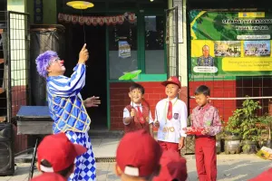 Anggota Komunitas Badut Necis (Badut Nyentrik Bandung Cimahi Sauyunan) MPLS di SD Negeri Cibeber. (Sumber: Ayobandung.com | Foto: Irfan Al-Faritsi)