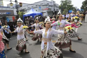 Peserta saat mengikuti Festival Asia Afrika 2026 di kawasan Jalan Asia Afrika, Kota Bandung, Sabtu 11 Juli 2026. (Sumber: Ayobandung.com | Foto: Irfan Al-Faritsi)