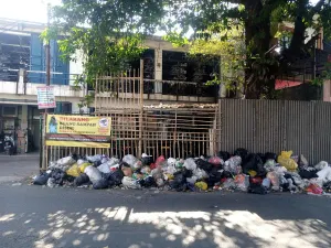 Peringatan Hantu dan CCTV pun tidak mengurungkan niat seseorang untuk membuang sampah sembarangan (Sumber: Dokumentasi Penulis | Foto: Dias Ashari)