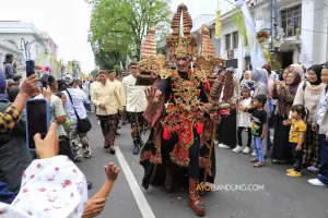 Kirab budaya di Jalan Asia Afrika, Kota Bandung, Selasa 19 Agustus 2025. (Sumber: Ayobandung.com | Foto: Irfan Al-Faritsi)