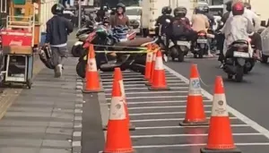 Pemandangan miris di Jalan Lembong, Kota Bandung pada Kamis (16/7/2026). Jalur sepeda yang dibangun untuk menjamin keselamatan pesepeda, justru beralih fungsi menjadi ruang parkir sepeda motor. (Foto: Alkhalifi)