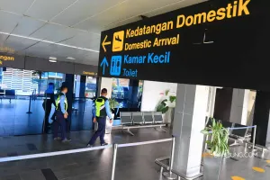 Petugas Avsec melakukan patroli di pintu keberangkatan domestik Bandara Husein Sastranegara, Kota Bandung. (Sumber: ayobandung.com | Foto: Irfan Al-Faritsi)