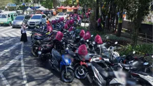 Sejumlah sepeda motor milik siswa sebuah SMA di Kota Bandung diparkir di badan jalan. (Istimewa)