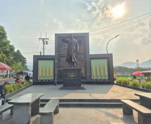 Monumen Jenderal Soedirman di Jalan Panglima Besar Jenderal Soedirman, Soreang. (Sumber: Dokumentasi Penulis)