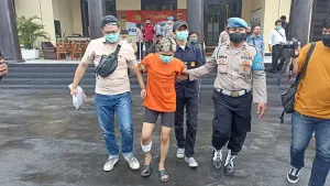 Tersangka Begal di Kawasan Cicendo Kota Bandung, beberapa waktu lalu. (Sumber: ayobandung.com | Foto: Rahmat Kurniawan)