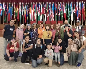 Para Stamp Hunter Peserta Komunitas Cerita Bunda Lintas Generasi Berfoto di Museum KAA (Sumber: Pribadi | Foto: Pribadi)